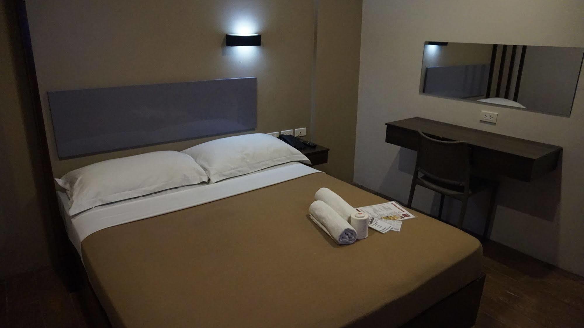 Oyo 637 Fox Hotel 奎松市 外观 照片
