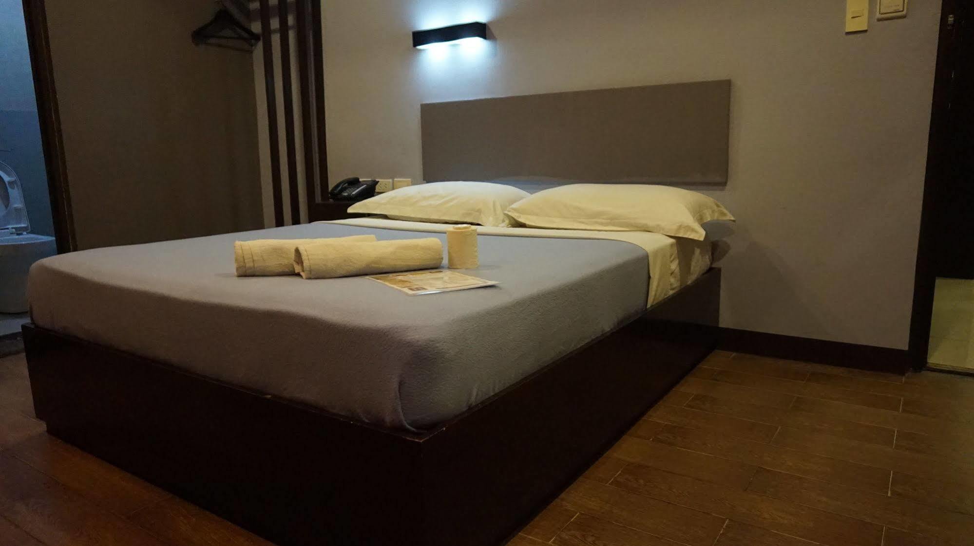 Oyo 637 Fox Hotel 奎松市 外观 照片