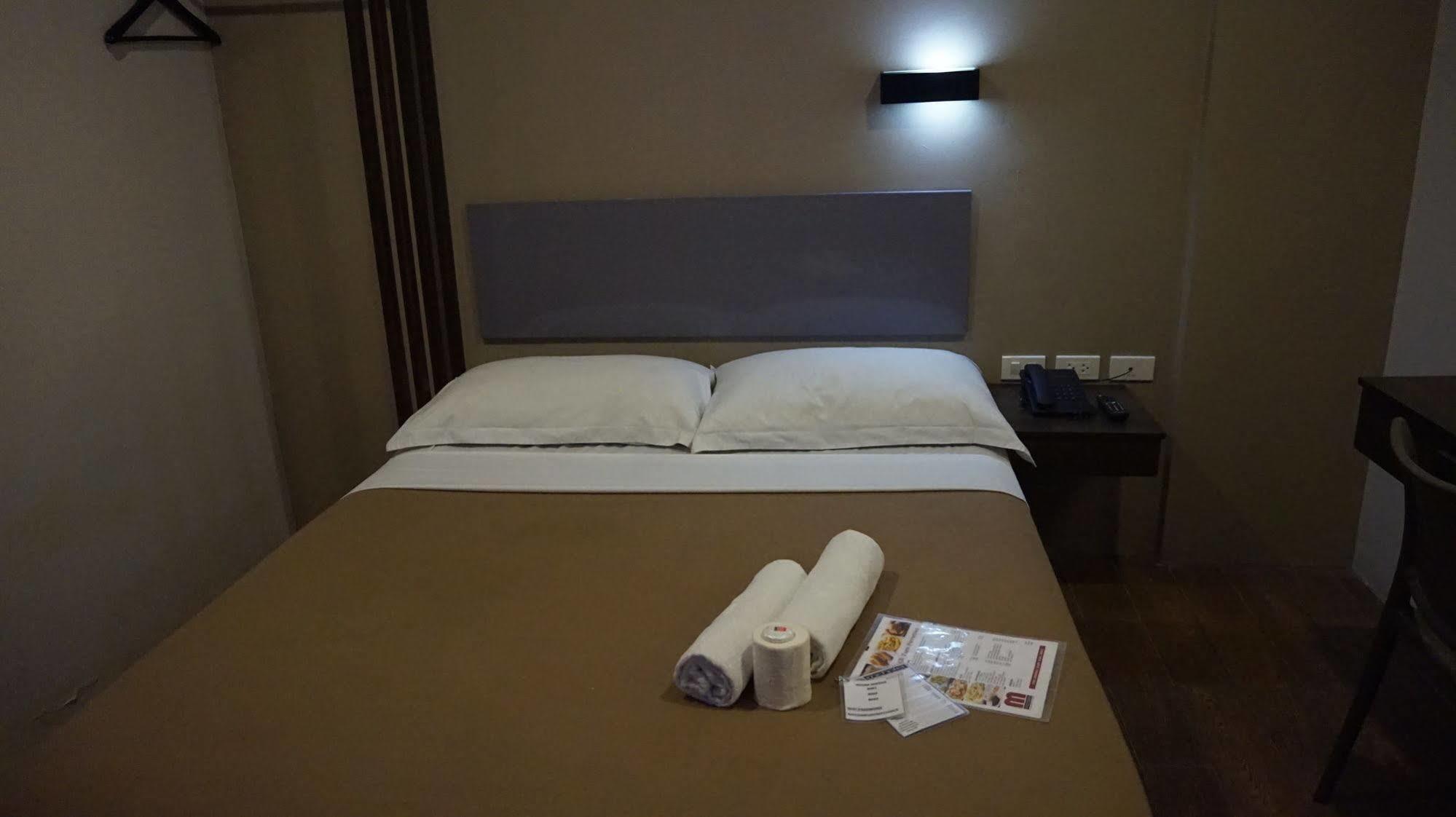 Oyo 637 Fox Hotel 奎松市 外观 照片