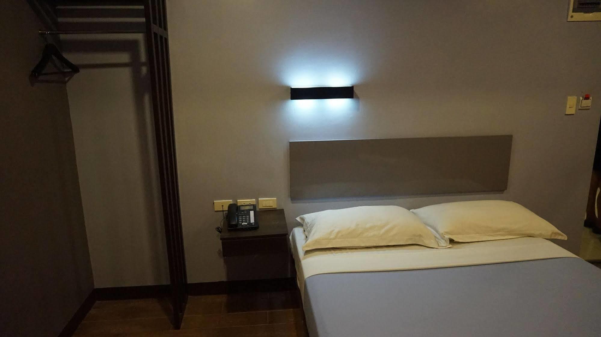 Oyo 637 Fox Hotel 奎松市 外观 照片